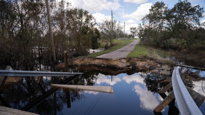 Sebuah jalan pedesaan yang hancur karena banjir di Arcadia, Florida, Selasa (4/10/2022). Banjir tersebut disebabkan hujan deras dari Badai Ian.