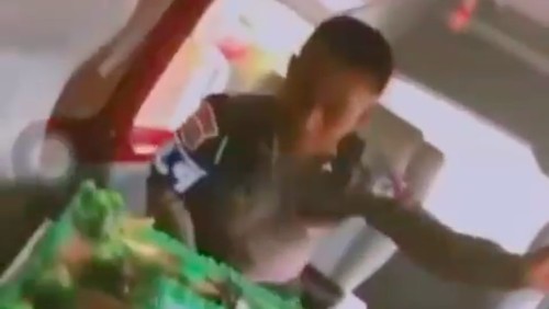 Video seorang anggota polisi menjilat kue untuk peringatan HUT TNI viral di medsos. Oknum polisi terlibat ditindak Polda Papua Barat. (Tangkapan layar video viral)