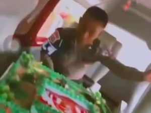 Aksi Tak Terpuji Dua Polisi Jilat Kue HUT TNI Berujung Sanksi