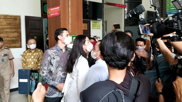 Jessica Iskandar marah besar di pengadilan, marah karena tidak bertemu orang yang membawa 11 mobil itu