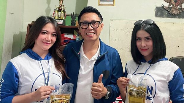 Vriska Icha (kanan) bersama Eko Patrio buat aksi berbagi.