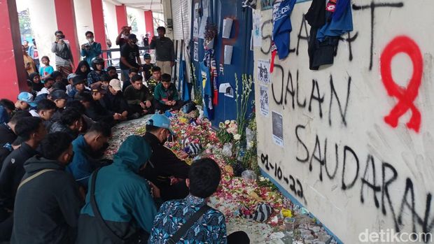 warga berdoa di pintu 13 stadion kanjuruhan