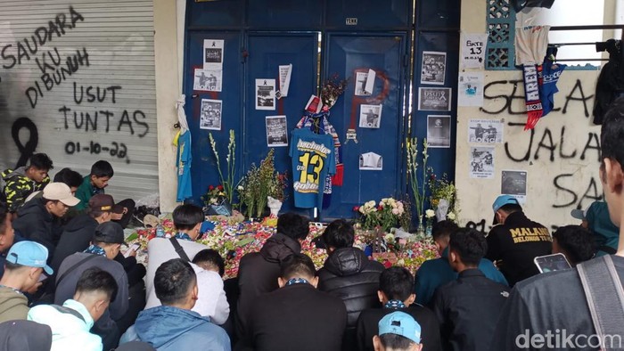 warga berdoa di pintu 13 stadion kanjuruhan