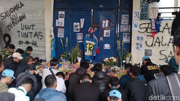 warga berdoa di pintu 13 stadion kanjuruhan