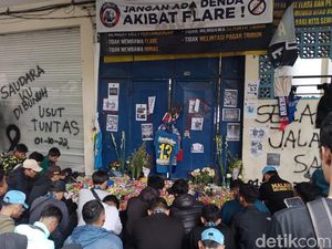 Ratusan Warga Tabur Bunga-Doa Bersama di Pintu 13 Stadion Kanjuruhan