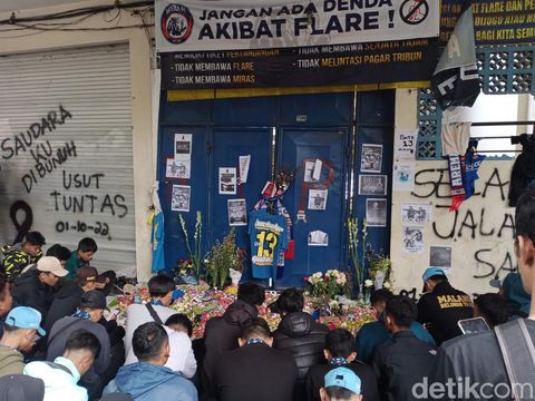 warga berdoa di pintu 13 stadion kanjuruhan