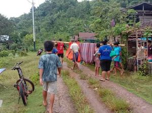 Warga Mamuju Ditandu 1 Km-Seberangi Sungai 1 Jam demi Berobat ke Puskesmas