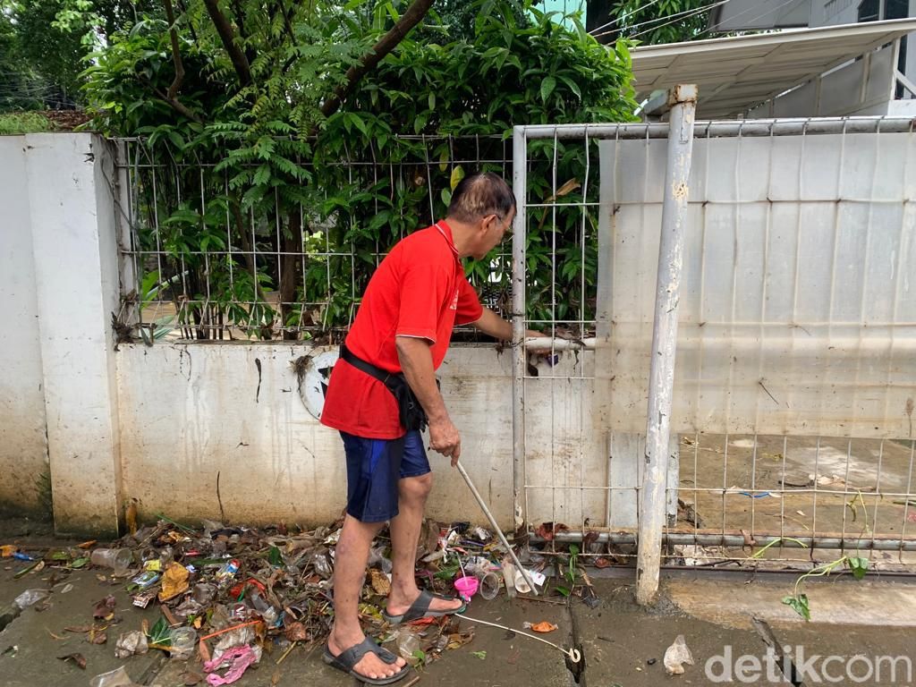 Warga mulai bersih-bersih sampah sisa banjir di Pondok Karya