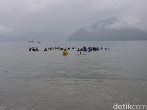 HUT TNI, Puluhan Personel Gabungan Water Trappen di Pantai Mutiara Trenggalek