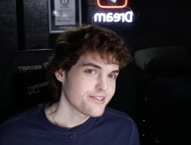 Aku tidak pernah datang ke konser. Aku mau liburan. Aku ingin pergi ke Eropa dan bertemu dengan banyak kreator. Kebanyakan teman-temanku mereka bepergian dan bertemu orang dan mereka pernah ke pertandingan bola, ungkap Dream dilansir Buzzfeed.Foto: YouTube