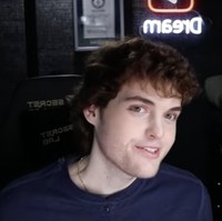 Aku tidak pernah datang ke konser. Aku mau liburan. Aku ingin pergi ke Eropa dan bertemu dengan banyak kreator. Kebanyakan teman-temanku mereka bepergian dan bertemu orang dan mereka pernah ke pertandingan bola, ungkap Dream dilansir Buzzfeed.Foto: YouTube