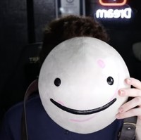 Seorang YouTuber yang dikenal sebagai Dream selalu menutupi wajah dengan topeng smiley dalam berbagai konten selama tiga tahun belakangan. Baru-baru ini ia pun memutuskan untuk mengungkap wajah aslinya. Foto: YouTube