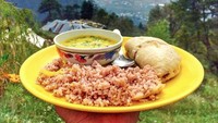 Uniknya setiap foto makanan yang diunggah selalu menggunakan piring berwarna kuning cerah, dengan latar pemandangan yang Indah dari berbagai tempat di negara yang Himanshu kunjungi. Foto: Instagram @myyellowplate