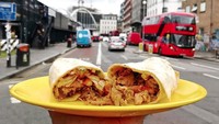 Selain travelling dengan piring kuningnya, Himanshu juga turut mengenalkan makanan khas India dari negaranya, salah satunya ketika dia mengunggah foto chicken wrap khas Bangladesh di kota London. Foto: Instagram @myyellowplate