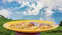 Meski hanya makan mie instan saja, tapi dengan pemandangan pengunungan es Dayara Bugyal, sepiring mie instan sederhana ini terlihat luar biasa, ya? Foto: Instagram @myyellowplate