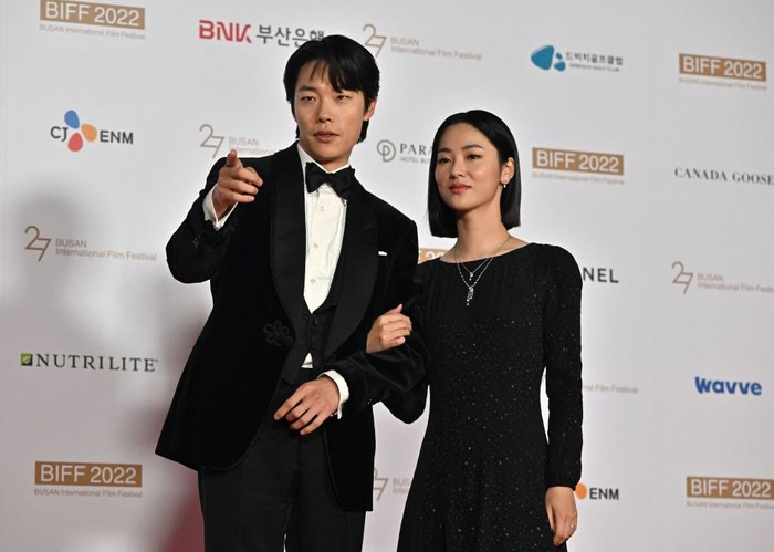 1243741325 South Korean actor Ryu Jun-yeol (L) and actress Jeon Yeo-been (R) pose on the red carpet during the opening ceremony of the 27th Busan International Film Festival (BIFF) at the Busan Cinema Center in Busan on October 5, 2022. (Photo by Jung Yeon-je / AFP) (Photo by JUNG YEON-JE/AFP via Getty Images)