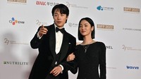 Ryu Jun Yeol dan Jeon Yeo Bin menjadi host di upacara pembuka di hari pertama. (Foto: AFP via Getty Images/JUNG YEON-JE)