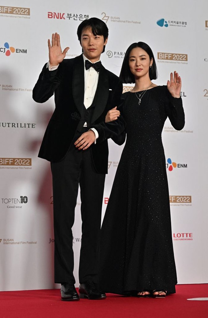 Ryu Jun Yeol Tak Mau Lepas dari Tangan Jeon Yeo Bin Nih!