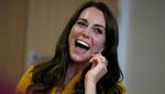 Kate Middleton yang Kembali Pakai Busana Cerah