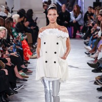 Gaya high fashion lain yang sukses dibawakannya datang dari brand Sacai. Penampilannya kalli ini tampak feminin tapi futuristik di saat bersamaan.Foto: Gamma-Rapho via Getty Images/SAVIKO