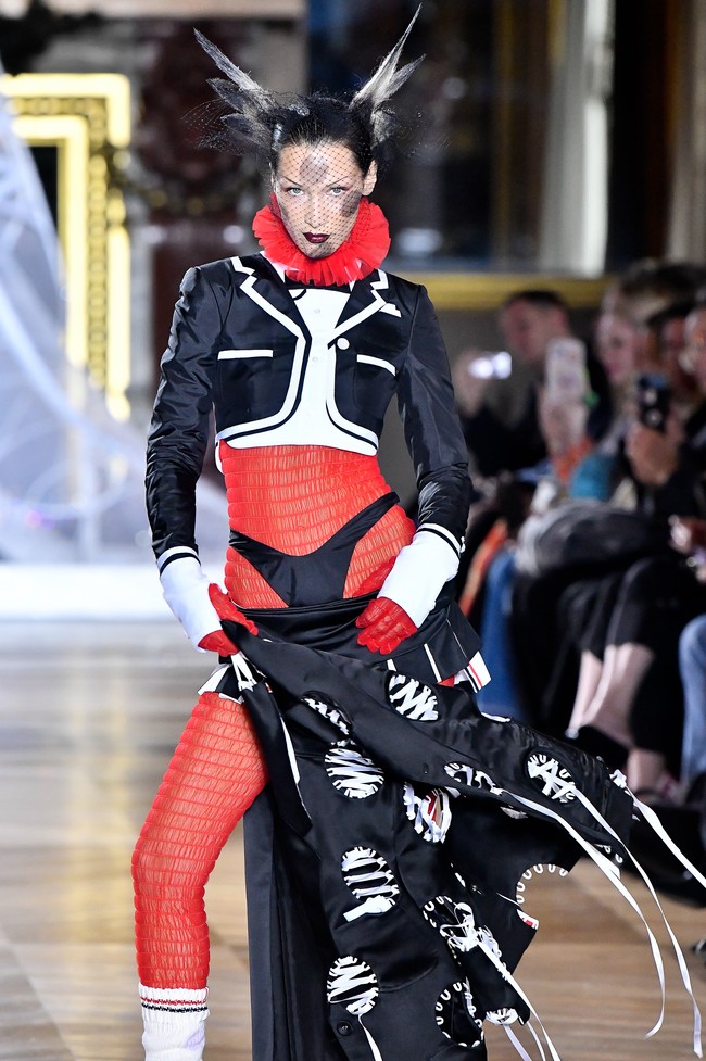 Sedangkan dalam fashion show Tom Browne, wanita keturunan Palestina itu mengenakan busana eksperimental yang membuatnya hampir tak dikenali.Foto: Gamma-Rapho via Getty Images/SAVIKO