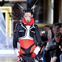 Sedangkan dalam fashion show Tom Browne, wanita keturunan Palestina itu mengenakan busana eksperimental yang membuatnya hampir tak dikenali.Foto: Gamma-Rapho via Getty Images/SAVIKO