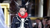 10 Gaya Bella Hadid yang Unik dan Berani Selama Paris Fashion Week 2022