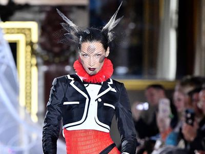 10 Gaya Bella Hadid yang Unik dan Berani Selama Paris Fashion Week 2022
