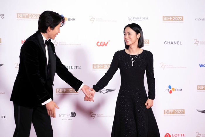 BUSAN, SOUTH KOREA - OCTOBER 05: The hosts, Ryu Jun-yeol and Jeon Yeo-been walk on the red carpet at the opening ceremony during the 27th Busan International Film Festival at Busan Cinema Center on October 05, 2022 in Busan, South Korea. (Photo by Woohae Cho/Getty Images)