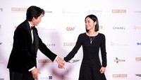 Ryu Jun Yeol terlihat necis dengan setelan jas dan kemeja putih lengkap dengan dasi kupu-kupu. (Foto: Getty Images/Woohae Cho)