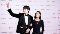 Sejak melangkah di karpet merah, Ryu Jun Yeol dan Jeon Yeo Bin tidak mau jauh satu sama lain. (Foto: Getty Images/Woohae Cho)
