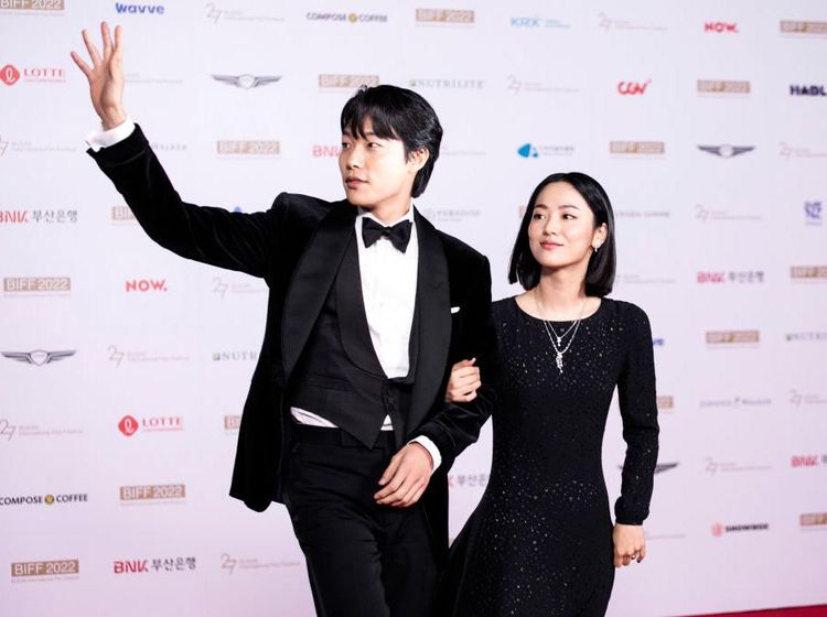 Ryu Jun Yeol Tak Mau Lepas dari Tangan Jeon Yeo Bin Nih!