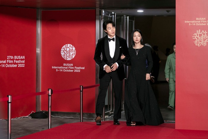 1430682760 BUSAN, SOUTH KOREA - OCTOBER 05: The hosts, Ryu Jun-yeol and Jeon Yeo-been walk on the red carpet at the opening ceremony during the 27th Busan International Film Festival at Busan Cinema Center on October 05, 2022 in Busan, South Korea. (Photo by Woohae Cho/Getty Images)