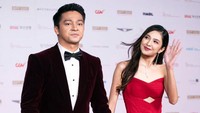 Potret Deva Mahenra dan Mikha Tambayong saat datang ke BIFF 2022 di Busan Cinema Center. (Foto: Getty Images/Woohae Cho)