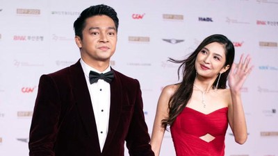 Mesra! Deva Mahenra Gandeng Tangan Mikha Tambayong di Busan