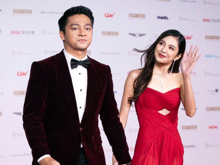 Mesra! Deva Mahenra Gandeng Tangan Mikha Tambayong di Busan