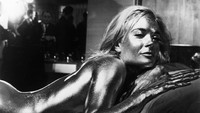 Aktris Shirley Eaton menjadi sosok ikonik sebagai perempuan yang dicat emas dalam film tersebut. (Foto: Getty Images/Keystone)