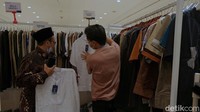 Pengunjung mengamati produk-produk pada Indonesia Sharia Economic Festival (ISEF) 2022 di JCC Senayan, Jakarta, Rabu (5/10/2022).