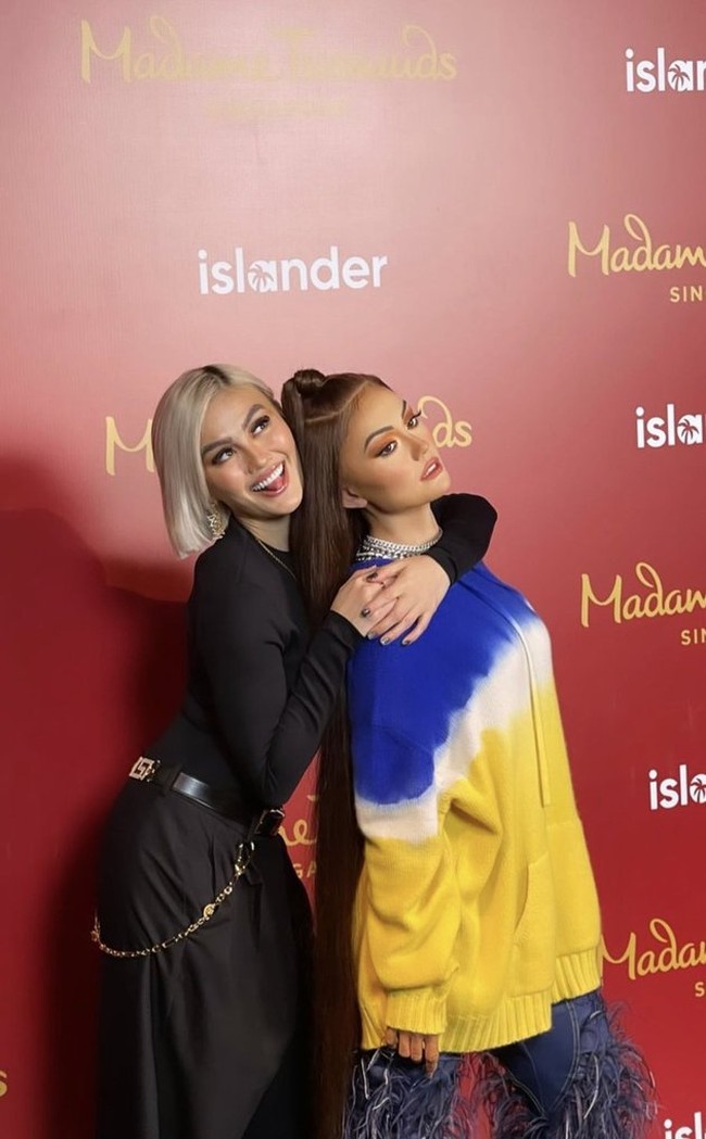 Dia terbang ke Singapura pada Rabu (5/10/2022) kemarin untuk menghadiri acara peresmian patung lilin yang sangat mirip dengannya di museum Madame Tussauds. Foto: Instagram
