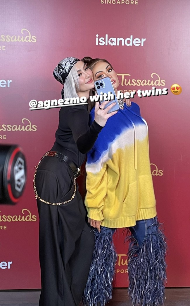 Selama acara, Agnez Mo banyak mengabadikan foto bersama ‘kembarannya’. Momen tersebut telah dinantikannya terlebih para Agnation (sebutan penggemarnya). Foto: Instagram
