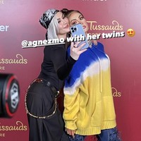 Selama acara, Agnez Mo banyak mengabadikan foto bersama ‘kembarannya’. Momen tersebut telah dinantikannya terlebih para Agnation (sebutan penggemarnya). Foto: Instagram
