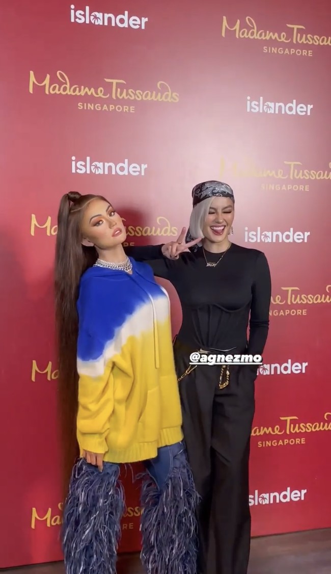 Saking miripnya, Agnez Mo dan patung lilinnya sulit dibedakan. Namun pelantun Tak Ada Logika itu mengungkap berat badannya kini sudah turun 10 pounds (atau sekitar 4,5 kg) setelah melakukan pengukuran. Foto: Instagram