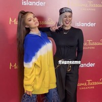 Saking miripnya, Agnez Mo dan patung lilinnya sulit dibedakan. Namun pelantun Tak Ada Logika itu mengungkap berat badannya kini sudah turun 10 pounds (atau sekitar 4,5 kg) setelah melakukan pengukuran. Foto: Instagram