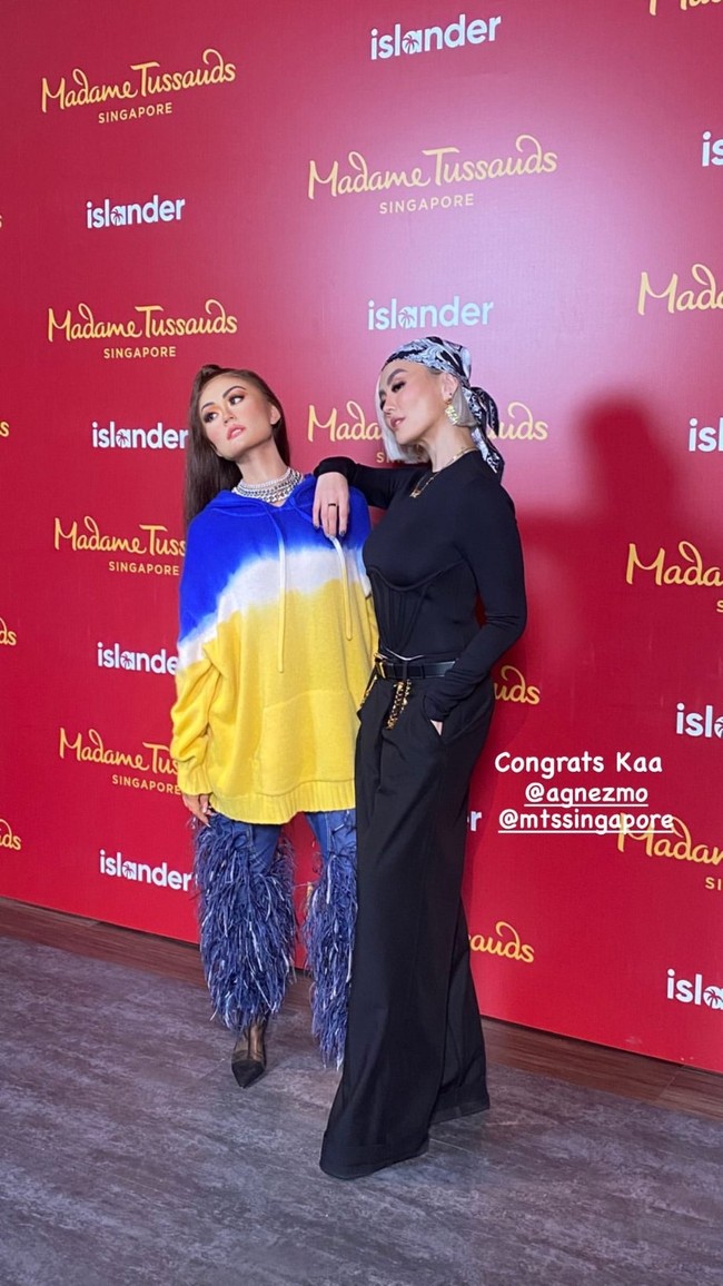 Patung tersebut memakai outfit khas Agnez Mo saat manggung. Mulai dari hoodie tie dye, celana bulu-bulu, sepatu heels, dan tiga kalung rantai sebagai aksesori. Foto: Instagram