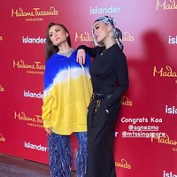 Patung tersebut memakai outfit khas Agnez Mo saat manggung. Mulai dari hoodie tie dye, celana bulu-bulu, sepatu heels, dan tiga kalung rantai sebagai aksesori. Foto: Instagram