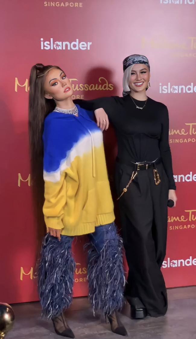 Hari ini, Kamis (6/10/2022), Agnez Mo memperlihatkan patung lilinnya yang terpajang di museum Madame Tussauds Singapura lewat postingan Instagram. Foto: Instagram