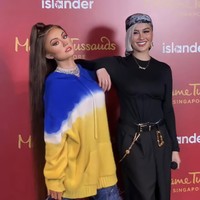 Hari ini, Kamis (6/10/2022), Agnez Mo memperlihatkan patung lilinnya yang terpajang di museum Madame Tussauds Singapura lewat postingan Instagram. Foto: Instagram