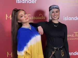 Momen Agnez Mo Pose Bareng Patung Lilinnya di Madame Tussauds