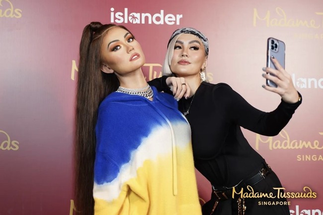 Namun Agnez Mo telah memberikan bocoran sejak bulan September 2022. Dia ikut memilih replika mata yang digunakan hingga kostum yang dikenakan patungnya. Foto: Instagram