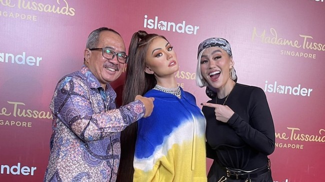 Acara tersebut turut dihadiri Duta Besar Indonesia untuk Singapura, Suryo Pratomo. Agnez Mo terungkap menjadi tokoh Indonesia kelima yang memiliki patung lilin di Madame Tussauds setelah Soekarno, Rudy Hartono, Anggun, dan Joko Widodo. Foto: Instagram